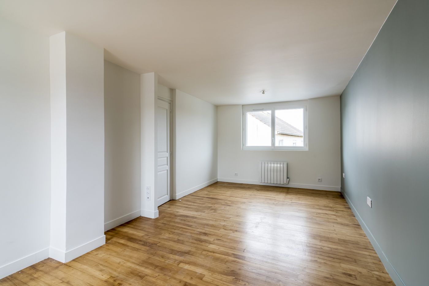 Chambre avec parquet restauré