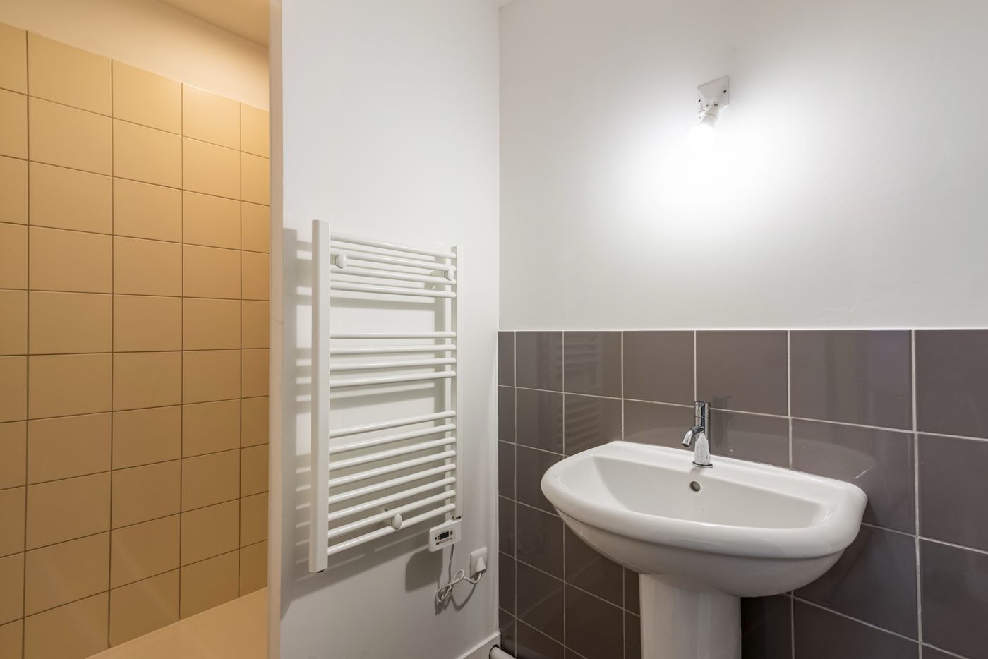 Salle d'eau avec sèche-serviettes